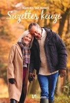 Een ouder koppel in herfstkleding, hand in hand, met op de achtergrond een herfstbos.