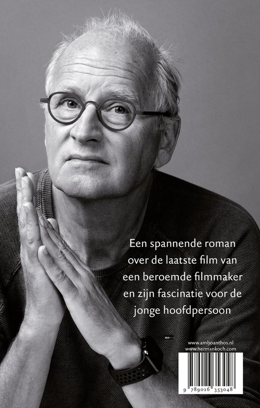 Portret van een oudere man met bril en gevouwen handen, met tekst over een roman.