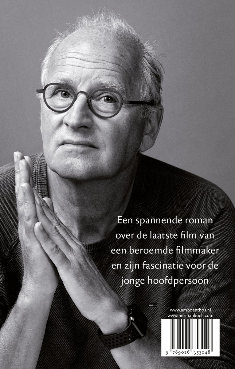 Portret van een oudere man met bril en gevouwen handen, met tekst over een roman.