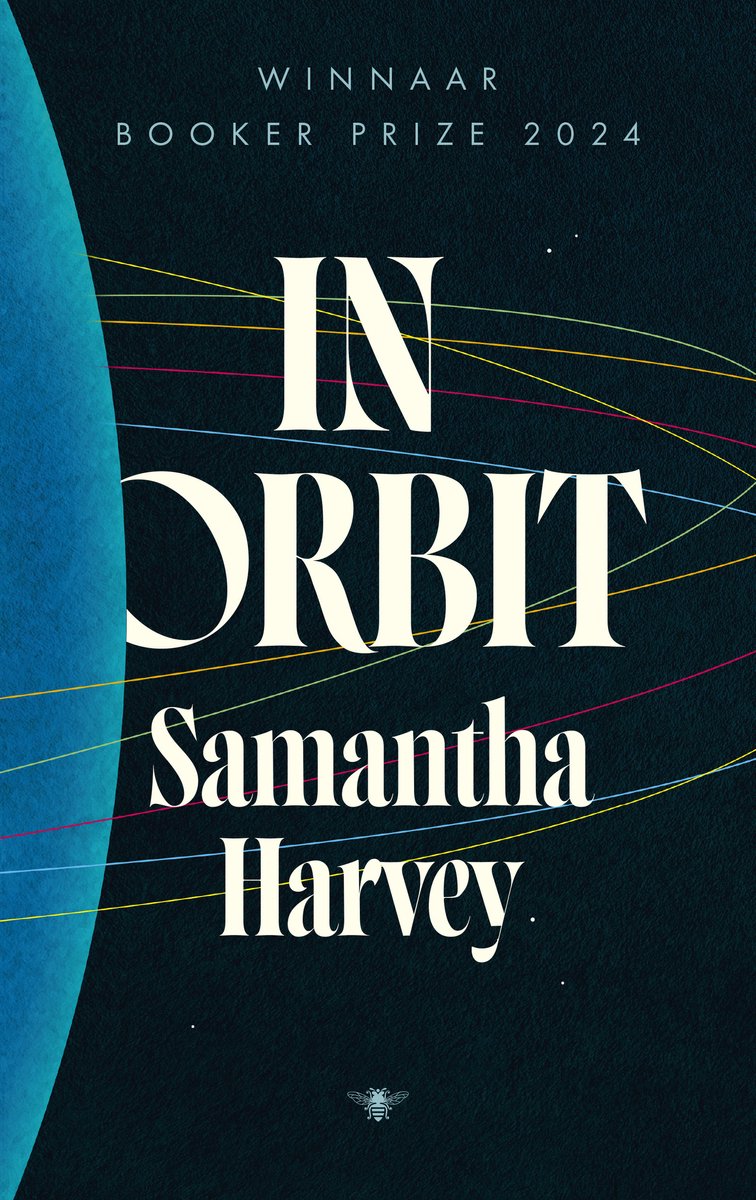 Boekcover 'In Orbit' van Samantha Harvey, winnaar Booker Prize 2024. Donkere achtergrond met lijnen en een blauwe schijf.