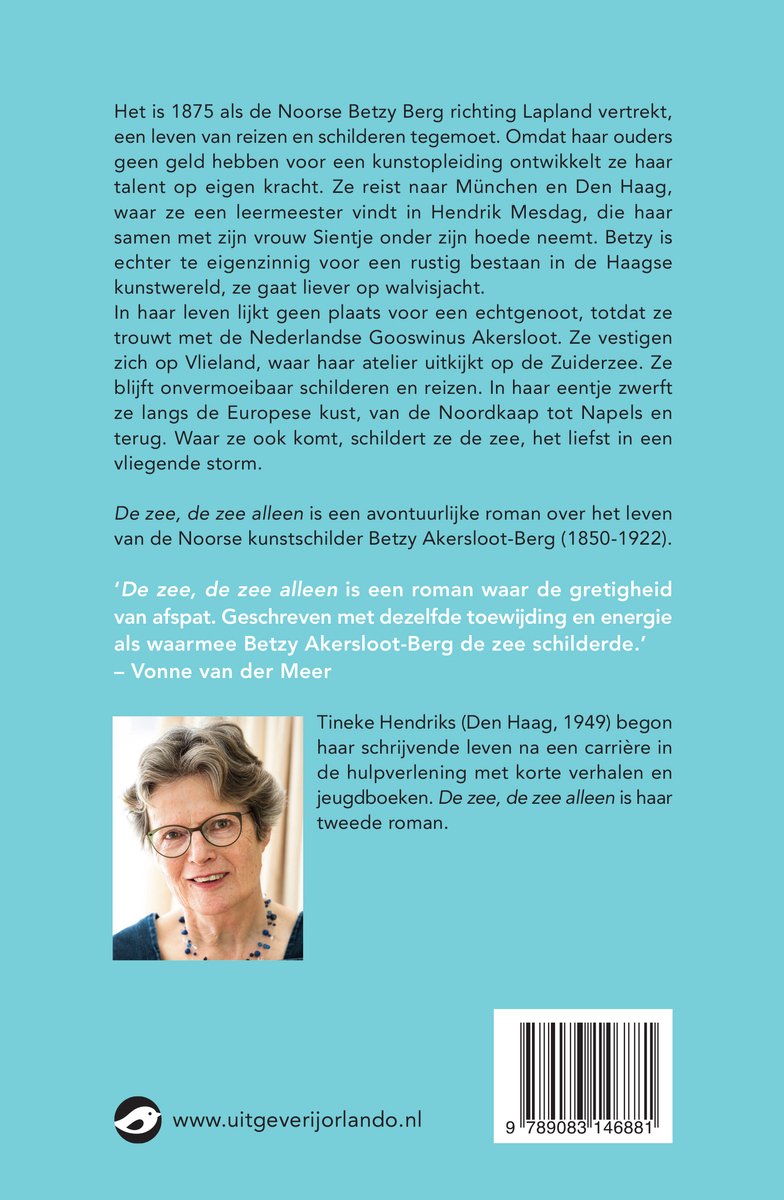 Foto van een vrouw met bril, zittend, met een glimlach. Op de achtergrond tekst over Betzy Akersloot-Berg.