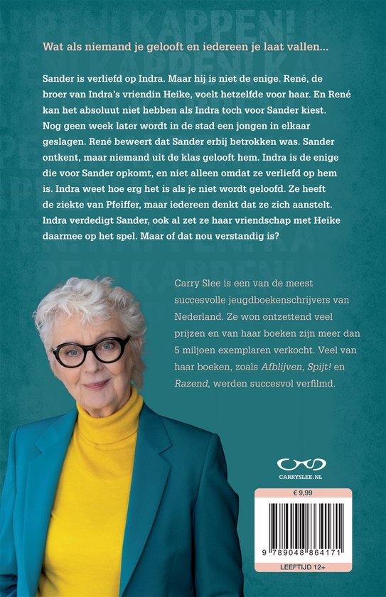 Een oudere vrouw met kort grijs haar, een bril en een turquoise jasje, lachend naar de camera.