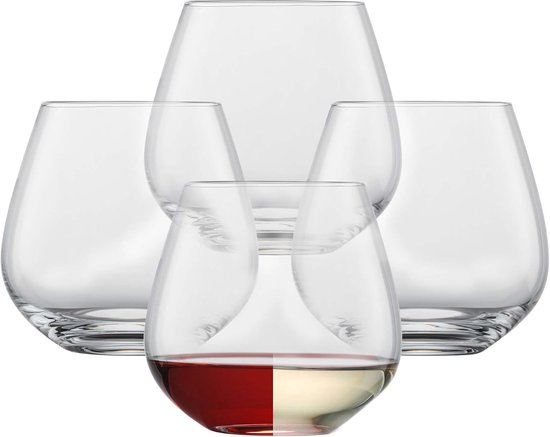 Cinq verres, dont un rempli de vin rouge et blanc.