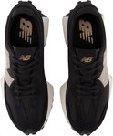 Bovenkant van een paar zwarte New Balance 327 sneakers met beige luipaardprint N-logo.