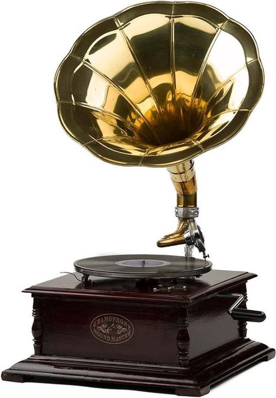 Een houten grammofoon met een sierlijke koperen hoorn en een zwarte plaat.