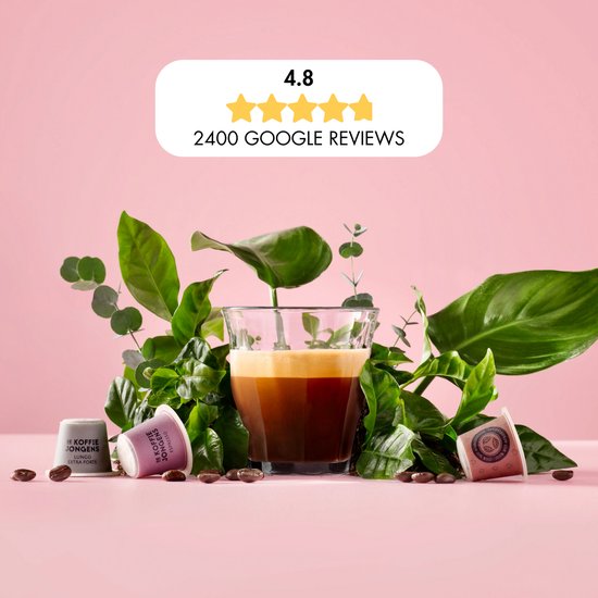 Een glas espresso met crema, omringd door groene bladeren en koffiebonen. Boven het glas een tekst met 4.8 sterren en 2400 Google reviews.