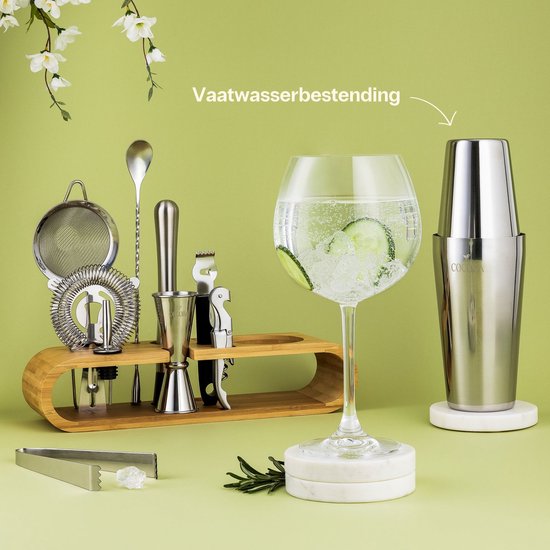 Cocora cocktailset naast een groot glas gin-tonic met komkommer en munt, op een groene achtergrond.
