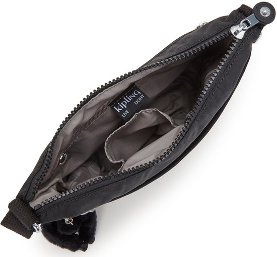 Open zwarte Kipling schoudertas, model Arto S, met grijze binnenvoering, vakjes en een zwarte aapjes-hanger.