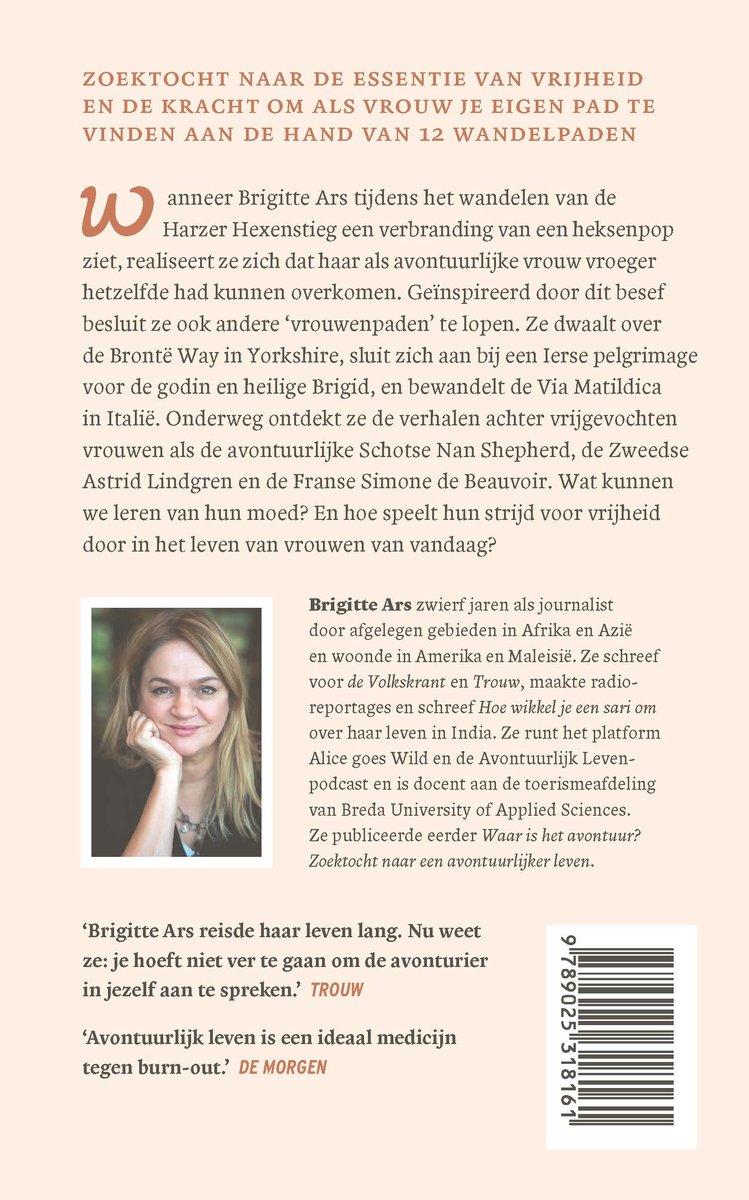 Boekomslag met portret van Brigitte Ars en tekst: 'Zoektocht naar de essentie van vrijheid en de kracht om als vrouw je eigen pad te vinden aan de hand van 12 wandelpaden'.