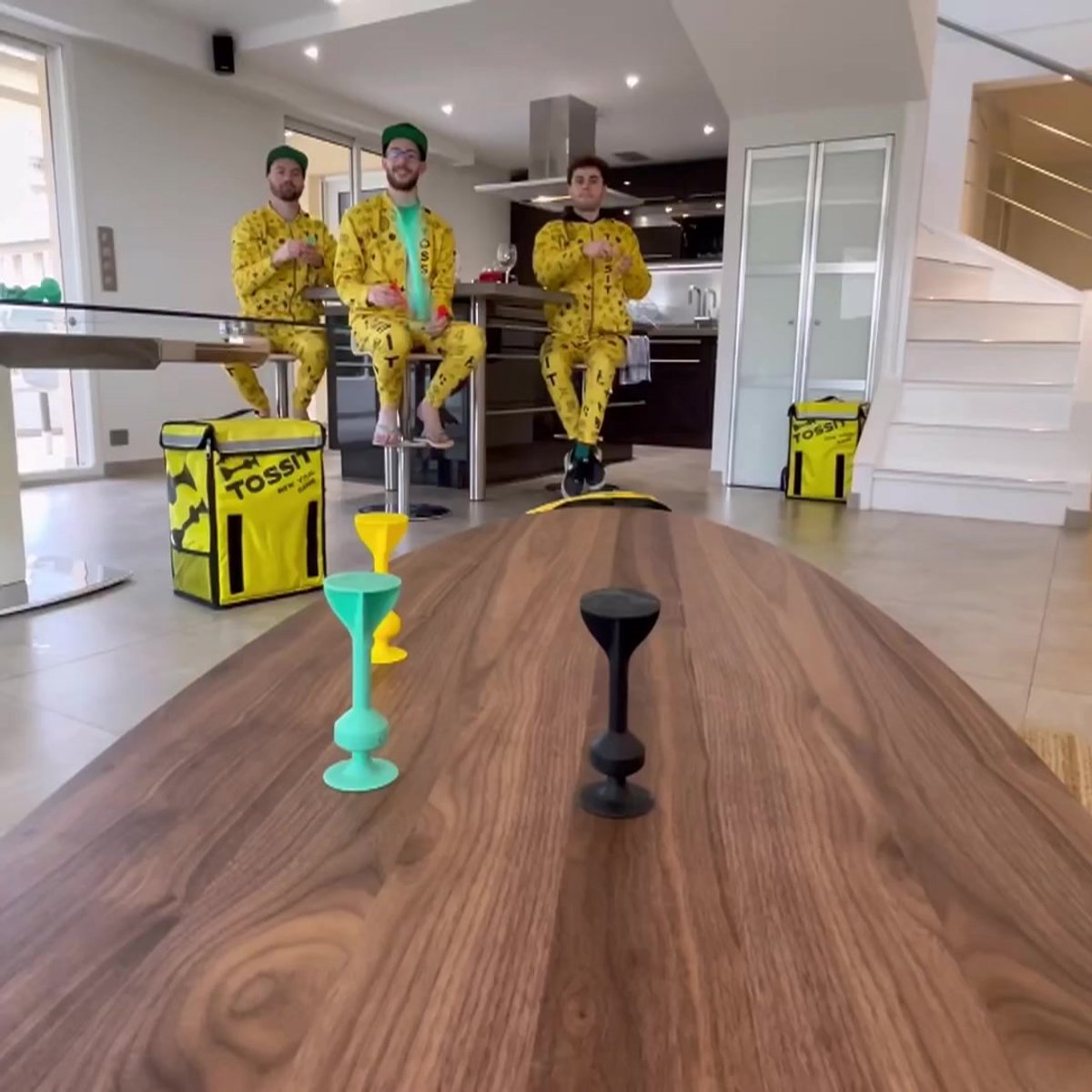 MIJOMA Zuigdartspel, 9-delig set voor binnen & buiten, met buiten, met siliconen dartspijkers & zuignap-bocce – trendy & duurzaam speelgoed voor groot en klein