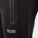 Detail van een zwarte trainingsbroek met een ritszak en het 'SJS' logo.