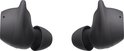 Twee zwarte Samsung Galaxy Buds FE zonder oplaadcase, van de zijkant gezien.