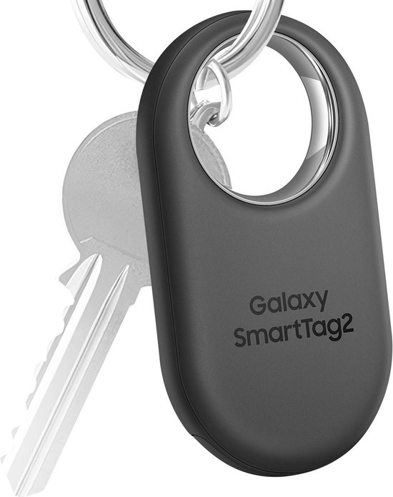 Zwarte Galaxy SmartTag2 tracker aan een sleutelring met een sleutel.