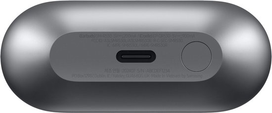 Grijze oplaadcase voor Samsung Galaxy Buds met USB-C poort en tekst in het Engels en Koreaans.