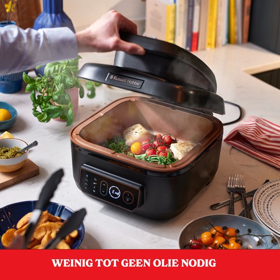 Man sluit deksel van Russell Hobbs airfryer met vis en groenten. Tekst: Weinig tot geen olie nodig.