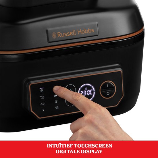 Zwarte Russell Hobbs multicooker met intuïtief touchscreen digitaal display. Een vinger drukt op de knop.