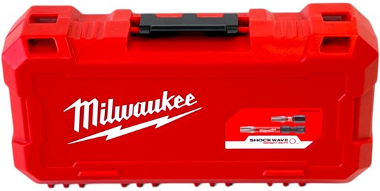 Gesloten rode Milwaukee koffer met één zwarte sluiting. Zijkant toont een label met Milwaukee Shockwave.