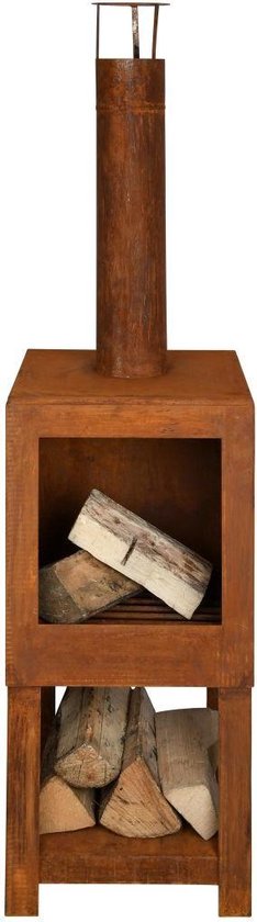 Roestkleurige stalen buitenkachel met houtblokken in de haard en op de onderste plank, geïsoleerd op witte achtergrond.