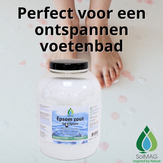 Een pot Epsom zout voor een ontspannen voetenbad, met blote voeten en roze blaadjes.
