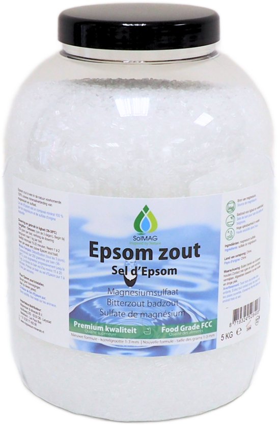 Een transparante pot gevuld met wit Epsom zout op een witte achtergrond.