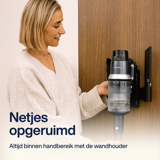 Vrouw hangt de Samako steelstofzuiger op aan de wandhouder.