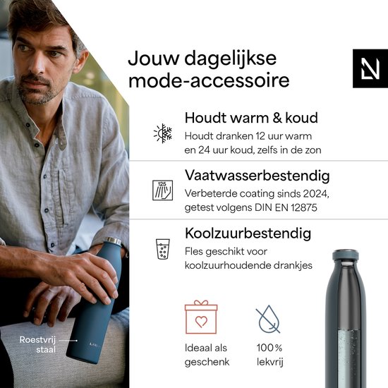 Man met een donkerblauwe roestvrijstalen drinkfles.