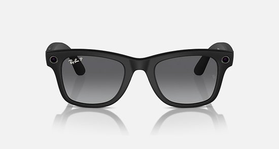 Matzwarte Wayfarer-zonnebril met gepolariseerde, gradiënt grafietglazen.
