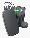 Donkergrijze powerbank laadt drie apparaten op, waaronder twee smartphones en een draadloze oplaadcase.