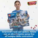 Meisje met LEGO City Politiegevangeniseiland bouwpakket, perfect als cadeau.