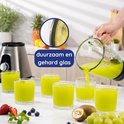 Een blender die sap mixt in glazen bekers met fruit. Duurzaam en gehard glas.