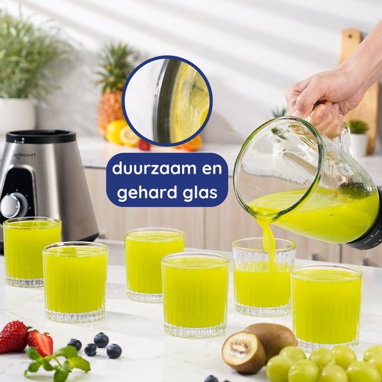 Een blender die sap mixt in glazen bekers met fruit. Duurzaam en gehard glas.