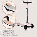 Roze kinderstep met antislip deck, rem op de achteras en de mogelijkheid om de hoogte aan te passen.