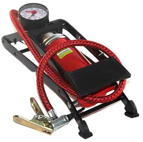 Zwarte voetpomp met rode dubbele cilinders, rode slang en manometer.