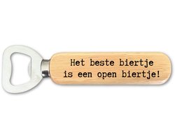 Bieropener - 'Het Beste Biertje Is Een Open Biertje' - JM WOODS - Stoer Cadeau voor Bierliefhebbers - Perfect voor Vrienden, Collega's en Speciaal Gelegenheden - Grappig en Praktisch Geschenk voor Iedere Borrel of Feest