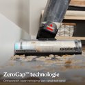 BISSELL CrossWave met ZeroGap technologie reinigt vuil langs de randen van een muur.