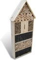 XXL insectenhotel van hout met verschillende vakken, schuin van voren gefotografeerd.