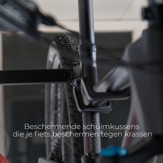 Zwarte fietsbeugel met beschermende schuimkussens die een fiets beschermen tegen krassen.