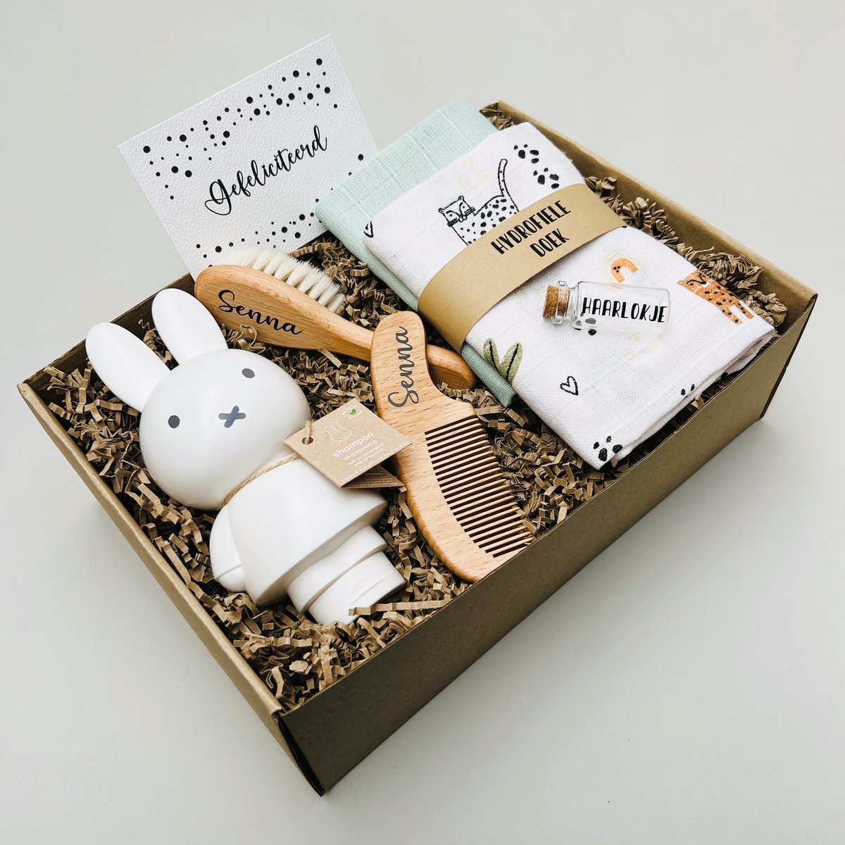 Baby cadeau box - Gepersonaliseerde baby borstel en kam van hout met naam - Baby geschenkset - Nijntje shampoo - Kraamcadeau - Zwangerschap cadeau - Babyshower - Badset Jungle - Luxe baby giftbox - Baby borstel set met naam