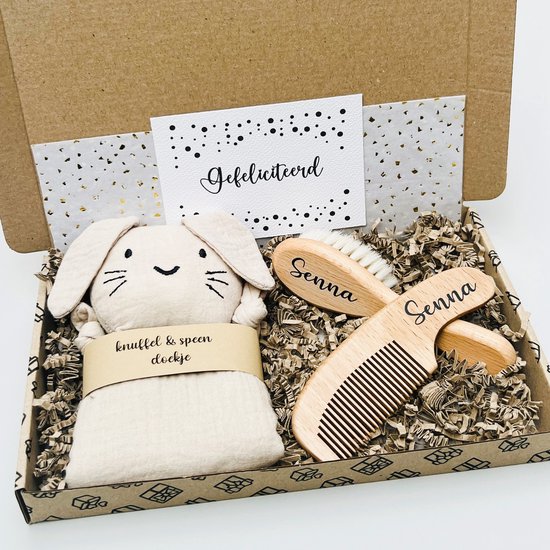 Houten baby borstel & kam met naam - Knuffeldoekje/Speendoekje beige - kraam cadeau - Cadeau voor pasgeboren baby - geboorte cadeau - baby geschenk - brievenbus cadeau - baby cadeau - Baby borstel set met naam van Houten — afbeelding 3