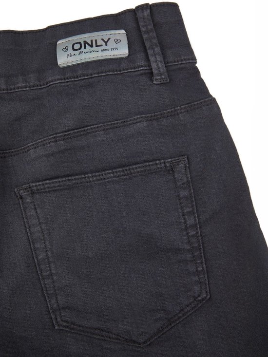 Achterkant van een zwarte spijkerbroekshort met merklabel 'ONLY' en een achterzak.