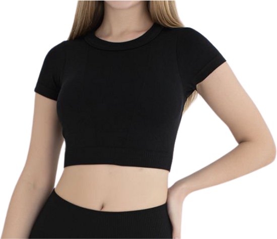 Gros plan sur un crop top noir à manches courtes et col rond. Le haut est en tissu tricoté.