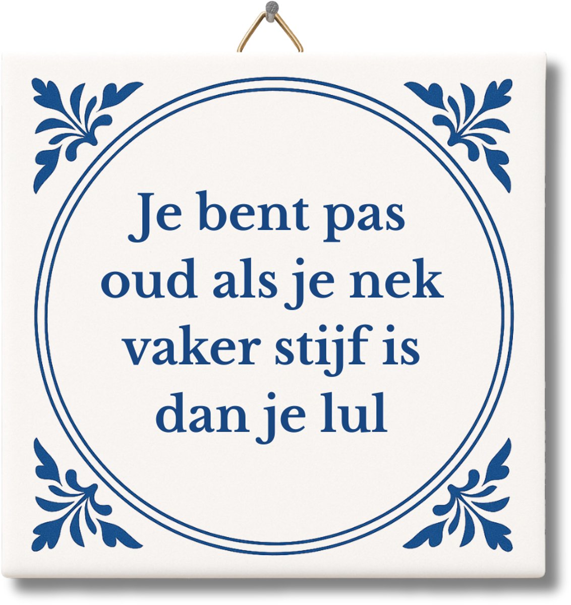 NietMokken.nl – Grappig tegeltje met tekst: "Je bent pas oud als je nek vaker stijf is dan je lul" – 15x15 cm keramiek – Cadeau met grove humor – Voor man, vriend of collega – Inclusief ophanghaakje – Delfts blauw stijl