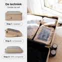 Drie stappen van het inpakken, comprimeren en 50% compacter maken van een beige packing cube.