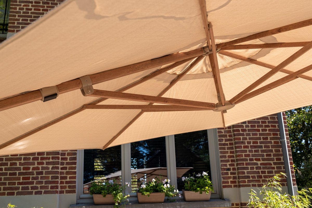 4 Seasons Outdoor Siesta Premium zweefparasol Ø350 cm - zand / houtlook frame