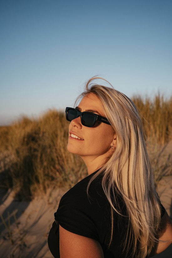 The Brand Remarkable - Zonnebril Unisex - Zonnebril Dames - Zonnebril Heren - Vierkante Zonnebril - Zwart - UV400 - Luxe, Duurzame & Trendy Zonnebril - Designer Zonnebril - Mode Zonnebril 2025 - Inclusief Beschermhoes - Polariserend Look van The Brand Remarkable — afbeelding 5