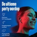 Vrouw met rosé gouden oordopjes in, glimlachend. "De ultieme party oordop".