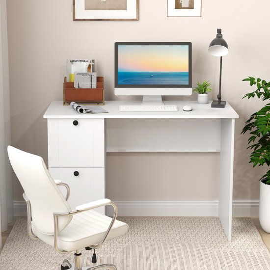Bureau blanc avec ordinateur, lampe, plante et chaise de bureau blanche. Avec 2 tiroirs et un espace de rangement ouvert.