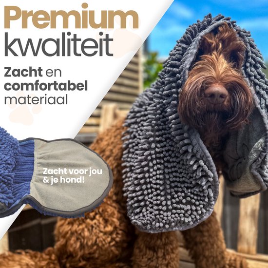 Bruine hond met een grijze microvezel handdoek om zijn hoofd, met tekst 'Premium kwaliteit' en 'Zacht en comfortabel materiaal'.