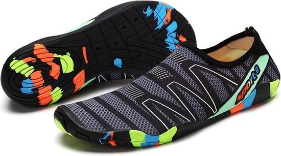 Grijze waterschoenen met witte zigzagprint, groene "SPORT"-opdruk en een zool met oranje, limegroene en blauwe verfspatten.