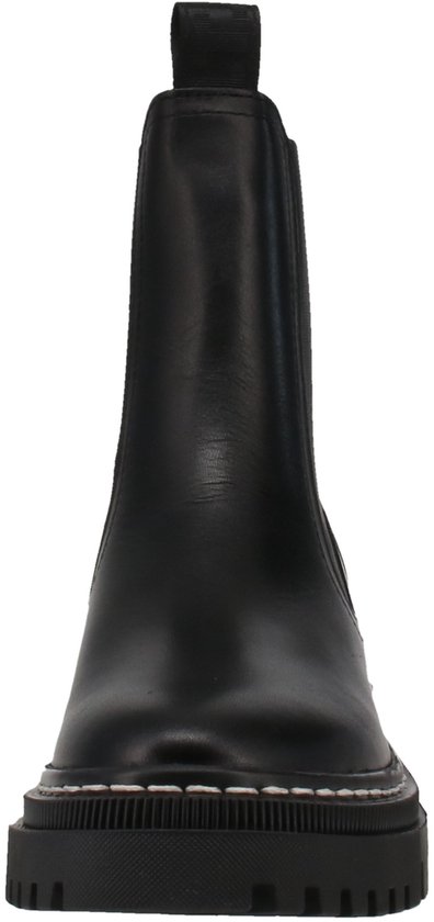 Vooraanzicht van zwarte leren chelsea boot met dikke profielzool.
